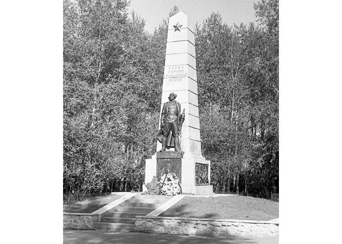 Памятник героям Гражданской войны; расположен по улице Восстания в районе Красного Камня; город Нижний Тагил. Май, 1988 год. (НТГИА. Коллекция фотодокументов. Оп.1Н1. Д.3375)