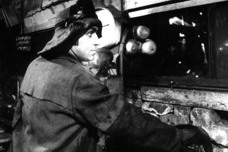 Старший горновой доменного цеха № 1 Лапшин В. П. у пульта управления. 23.03.1987 г. (НТГИА. Коллекция фотодокументов. Оп.1П. Д.254)