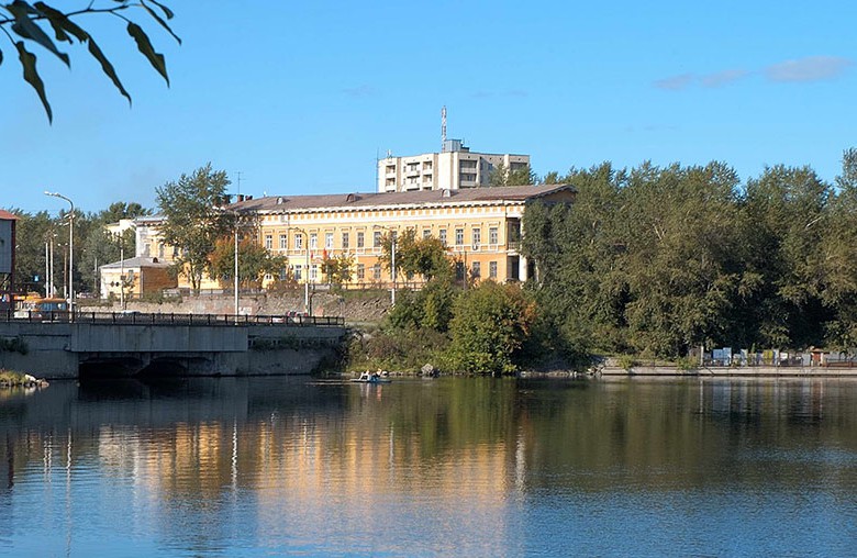 Вид на здание МКУ НТГИА со стороны пруда