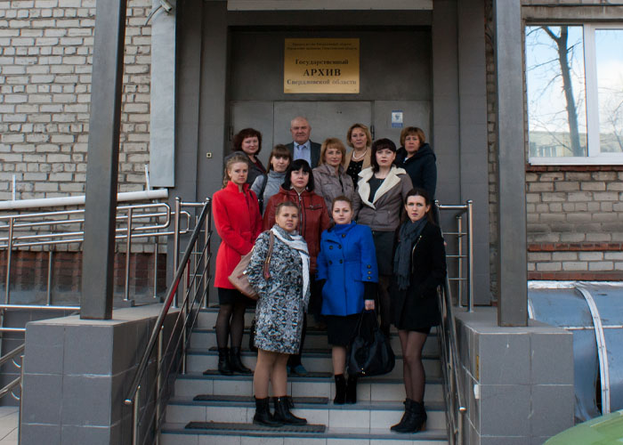 Сотрудники НТГИА на крыльце здания ГАСО. 2014 год.