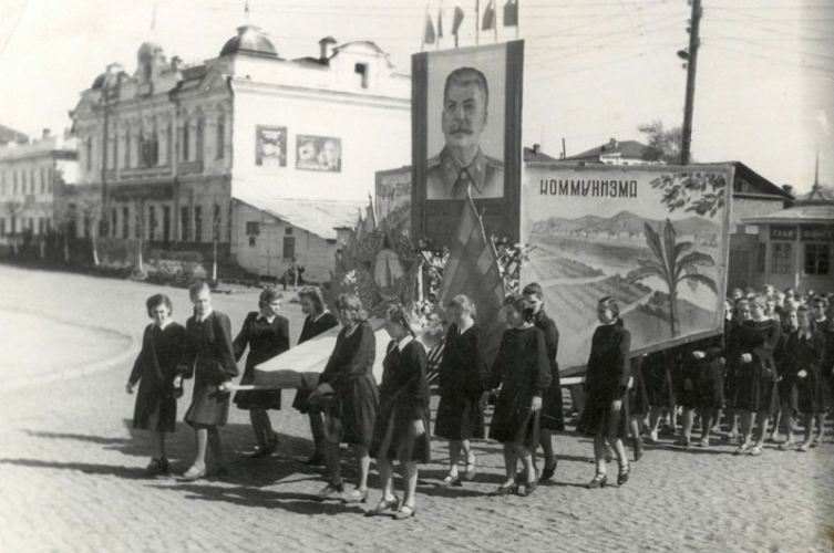 Колонна учениц одной из средних школ на первомайской демонстрации на улице Ленина г. Нижний Тагил. 01.05.1951 г. (НТГИА. Коллекция фотодокументов. Оп.1П. Д.1156)