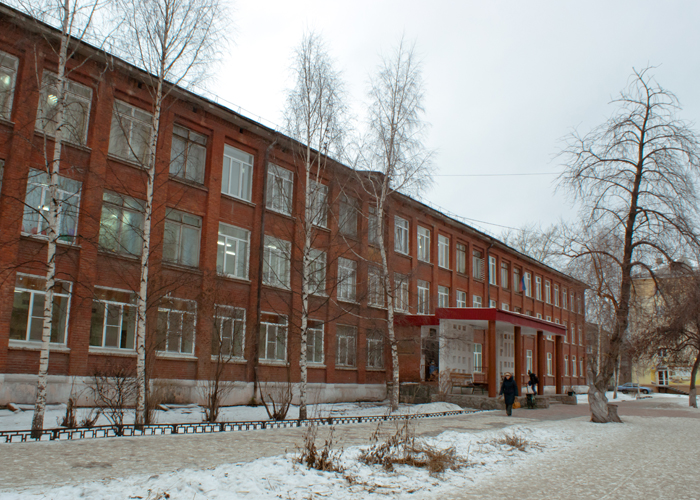 Здание школы № 44 имени народного учителя СССР Г.Д.Лавровой по улице Пархоменко. Декабрь 2014 год.