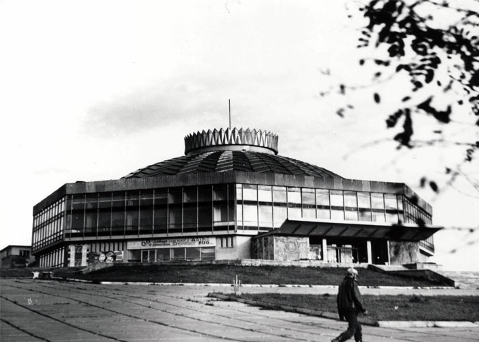 Здание Нижнетагильского цирка. 1970-е годы. (НТГИА. Коллекция фотодокументов. Оп.1П. Д.1851)