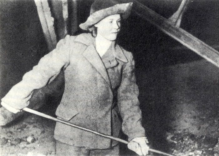Первая в мире женщина-горновой Ф.В.Шарунова. (Васютинский В.Ф. Хранители "старого соболя". - Свердловск: Сред.-Урал. кн. изд-во, 1990. - С.140)