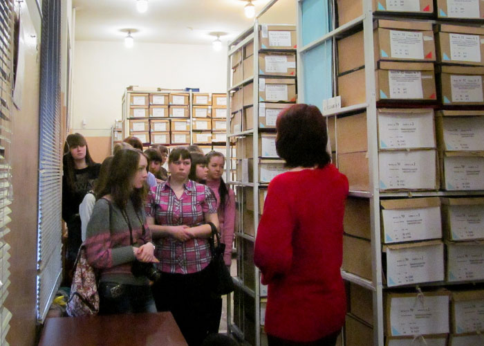 Студенты Нижнетагильского государственного социально-педагогического института на экскурсии в хранилище Нижнетагильского городского исторического архива. 25.03.2015 года.