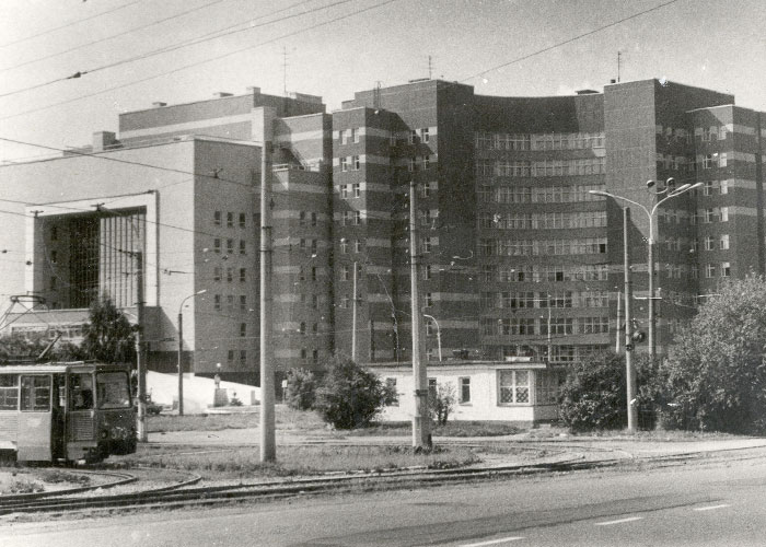 Здание «Тагилбанка» и государственной налоговой инспекции. 1990- е годы. Фото О. Благинина. (НТГИА. Коллекция фотодокументов. Оп.1П. Д.2399)