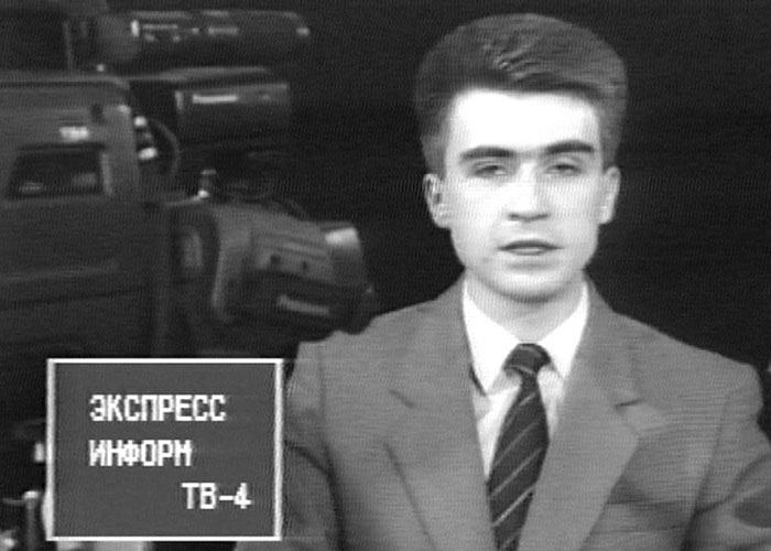 Э. Шакуров, ведущий студии телевещания «4 канал», в передаче «Экспресс-информация «Город». Сентябрь 1993 года.