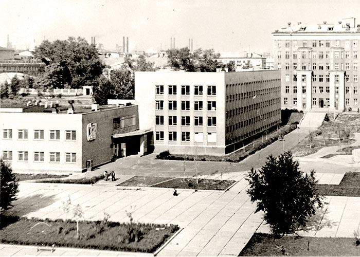 Вид на здание Нижнетагильского медицинского училища. 1970 год. (НТГИА. Коллекция фотодокументов.Оп.1ФА.Д.30.Л.20.ф.41)