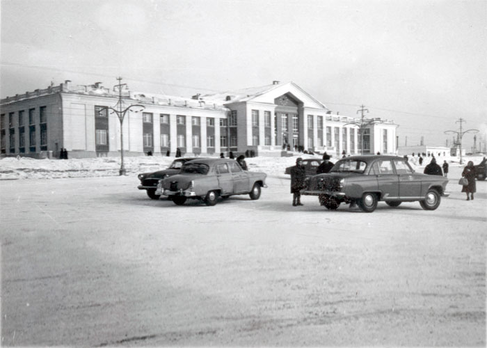 Вид на здание железнодорожного вокзала города Нижний Тагил. Март 1966 года. Фото В. Демидова. (НТГИА. Коллекция фотодокументов. Оп.1ФА. Д.43. Л.5. фото119)