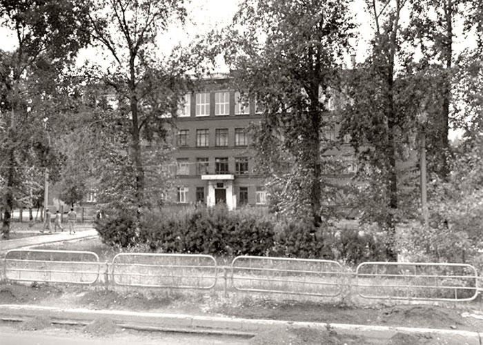 Вид на здание школы № 90 на Гальяно-Горбуновском массиве города Нижний Тагил. 2000-е годы.