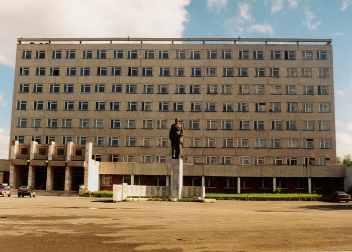 Вид на здание управления Высокогорского механического завода. 1998 г. (НТГИА. Коллекция фотодокументов. Оп.1П. Д.3096)