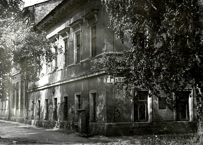 Здание школы № 1 имени Крупской на улице Тагильской. 1930-е годы. (НТГИА. Коллекция фотодокументов. Оп.1П. Д.769)