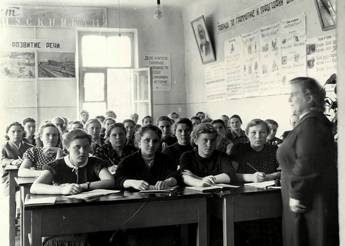 Во время урока истории в Нижнетагильском педагогическом училище. Преподаватель А.М. Грахова. 1950-е годы. (Коллекция фотодокументов. Оп. 1П. Д.784).