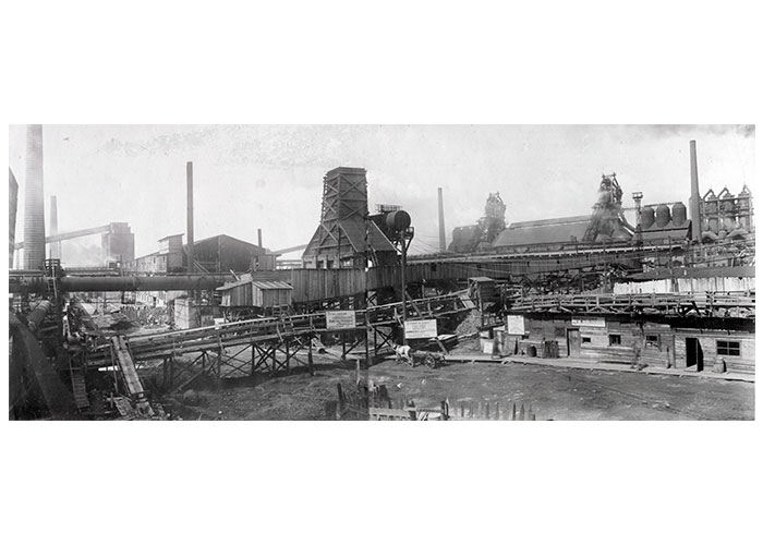 Общий вид мартеновского цеха Ново-Тагильского металлургического завода. 1940-е года. (НТГИА. Коллекция фотодокументов. Оп.1ФА.Д.31.Л.14об)