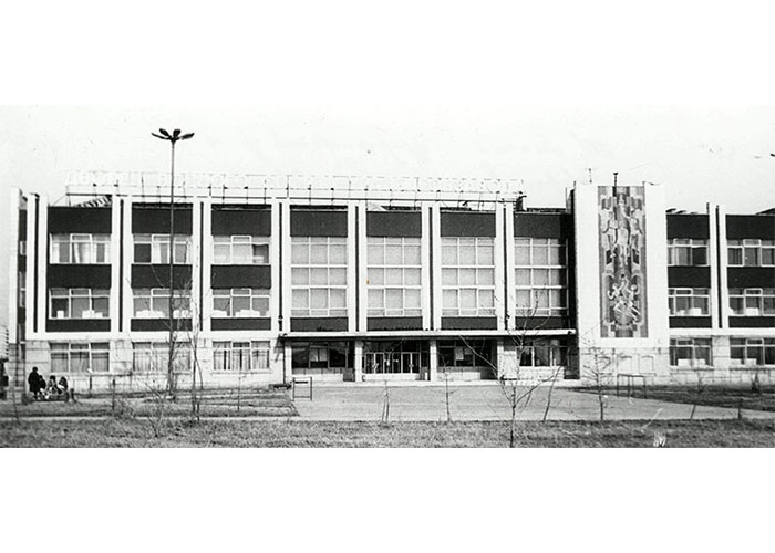 Вид на здание плавательного бассейна по улице Юности. Май 1986 года. Фото Б.А.Шилова. (НТГИА. Коллекция фотодокументов. Оп.1ФА. Д.18. Л.15)