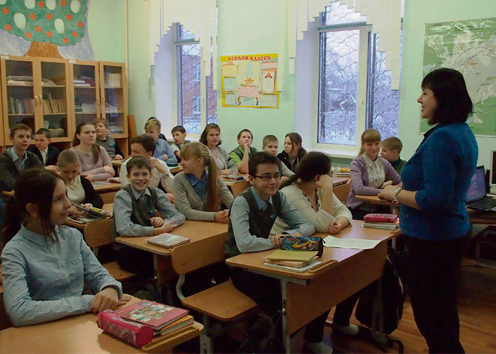 В.Е. Лаврова, ведущий архивист Нижнетагильского городского исторического архива, проводит экскурсию учащимся МБОУ средней образовательной школы № 66. Декабрь 2016 года.