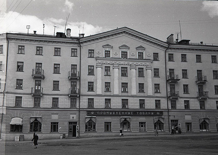 Вид улицы Фрунзе г. Нижний Тагил в районе кинотеатра "Урал" 1960-е г. (НТГИА. Коллекция фотодокументов. Оп.1Н. Д.2476)