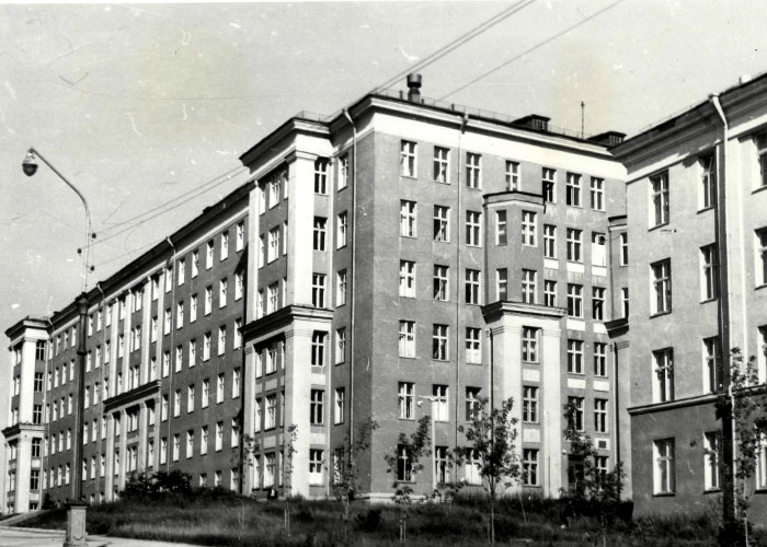 Вид здания второй городской больницы г. Нижний Тагил, сданного в эксплуатацию в 1962 г. (НТГИА. Коллекция фотодокументов. Оп.1П.Д.1408)