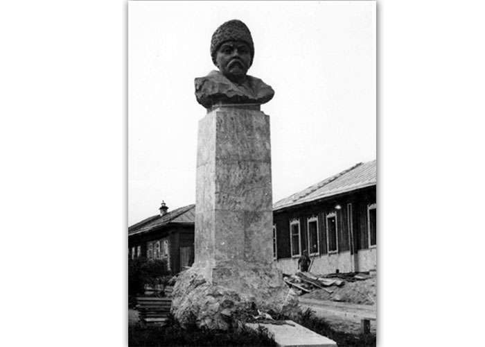Памятник Д. Н. Мамину-Сибиряку (НТГИА. Коллекция фотодокументов.Оп.1П.Д.1463)