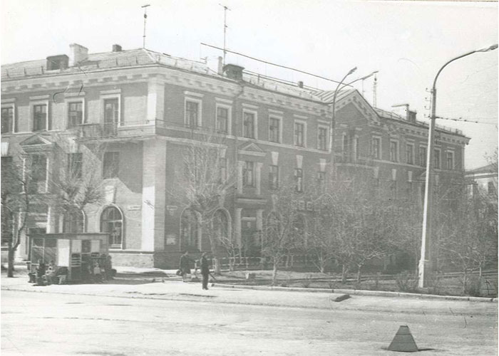 Выя. Площадь Горняков. Перекресток улиц Фрунзе и Черных. 26.04.1977 г. (НТГИА. Коллекция фотодокументов. Оп.1ФА. Д.15.Л.7.ф.17)