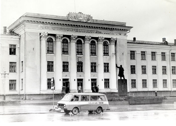 Здание Машиностроительного техникума 15.09.1988 г. (НТГИА. Коллекция фотодокументов. Оп.1ФА.Д.2.Л.11.ф.27)