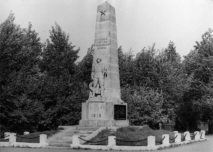 Памятник Героям гражданской войны по ул. Жуковского, г. Нижний Тагил 1980 г. (НТГИА. Коллекция фотодокументов. К-1.Оп.3ФП.Д.26).