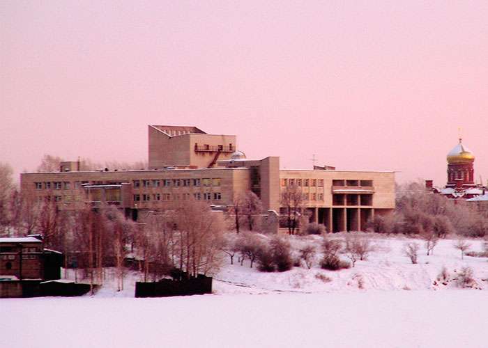 Общий вид городского Дворца детского и юношеского творчества (ГДДЮТ) со стороны улицы Горошникова (НТГИА. Ф.Р42.Оп.4эф.Д.1)
