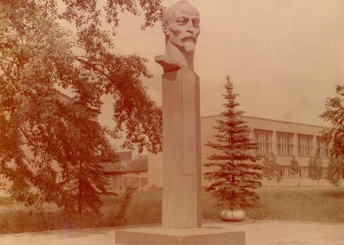 Памятник Ф. Э. Дзержинскому у проходной УВЗ (Коллекция фотодокументов. Оп.3ФП.Д.54)