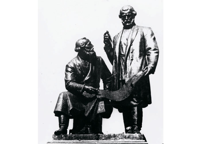 Памятник Черепановым на Театральной площади. 1991 год. (НТГИА. Коллекция фотодокументов.Оп.1НЧ.Д.107)