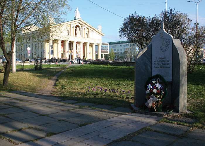 Памятник погибшим тагильчанам на месте трагедии. Май 2010 года. Фото М.А. Пинегиной.