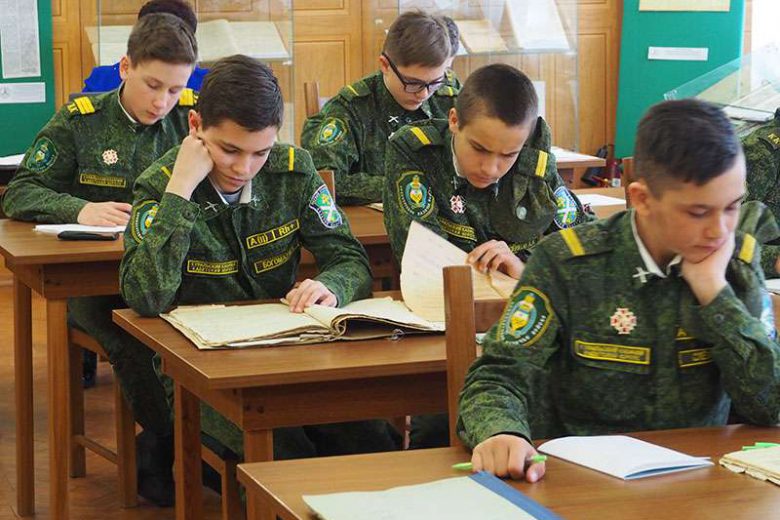 Воспитанники Первого Уральского казачьего кадетского корпуса города Богданович в читально-экспозиционном зале НТГИА. 24.04.2018 г.