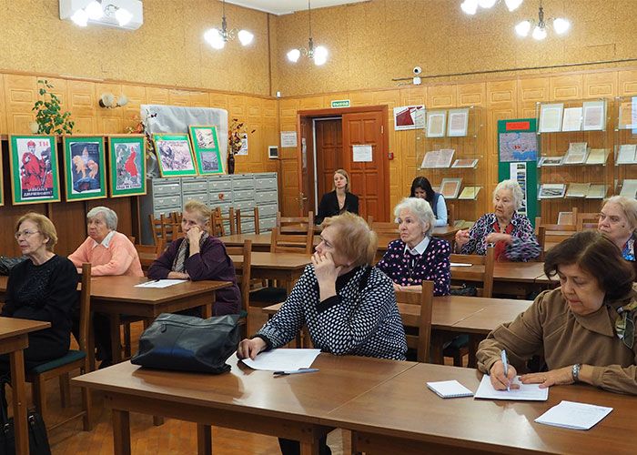 Члены Нижнетагильского городского Общественного совета Героев Социалистического труда и заслуженных работников бюджетных организаций в читально-экспозиционном зале НТГИА. 21.11.2018 г.