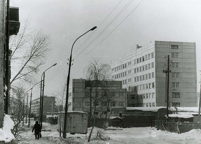 Завершение строительства поликлиники на ул. Новострой. 1992 год. (НТГИА. Коллекция фотодокументов.Оп.1ФА.Д.11.Л.24)