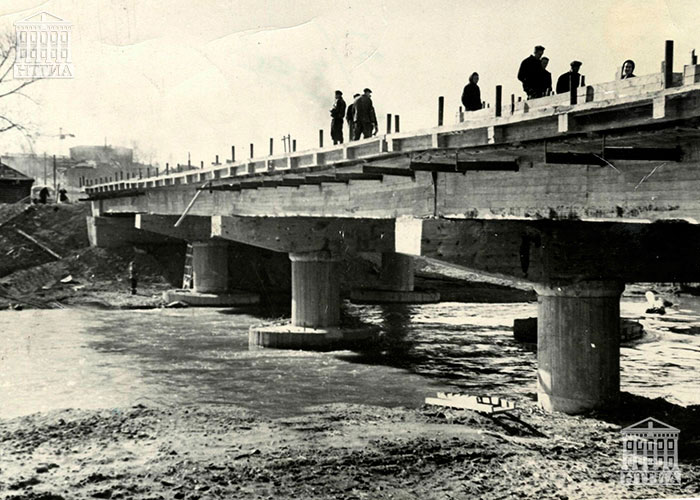 Строительство моста через реку Тагил. Вид со стороны района Выя. 1962 год. (НТГИА. Коллекция фотодокументов. Оп.1П. Д.378)