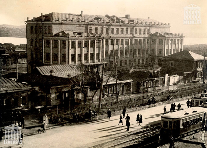 Здание учительского института на улице Ленина. 1940 год. (НТГИА. Коллекция фотодокументов.Оп.1П.Д.317)