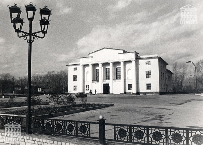 Вид здания Дворца культуры огнеупорного завода. 1990-е годы. (НТГИА. Коллекция фотодокументов.Оп.1П.Д.2401)