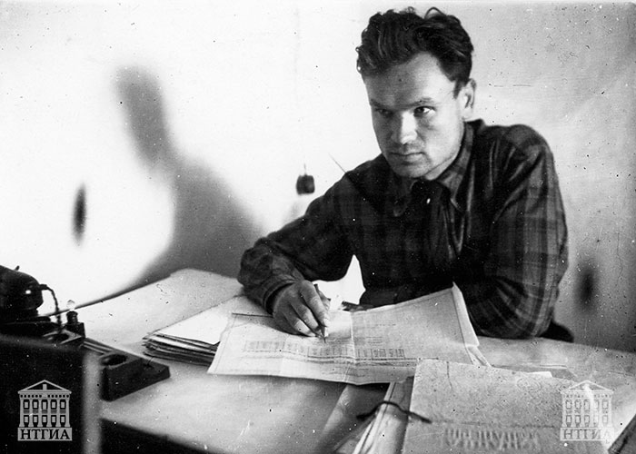 В.А. Клабуков за письменным столом. г. Нижний Тагил. 1950-е гг. (НТГИА. Ф.708.Оп.2Ф.Д.15)