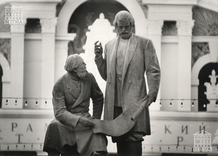 Памятник Е.А. и М.Е. Черепановым. 1990-е годы. (Коллекция фотодокументов.Оп.1П.Д.2396)