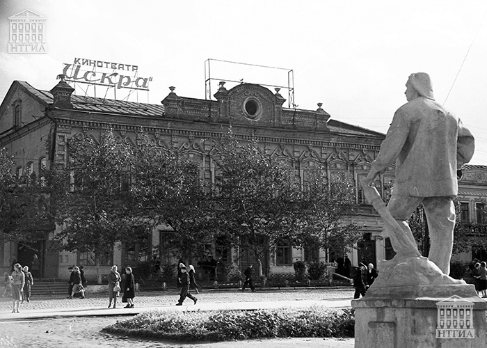 Кинотеатр "Искра" на ул. Ленина г. Нижний Тагил. 1960 год. (Коллекция фотодокументов.Оп.1Н.Д.2479н)