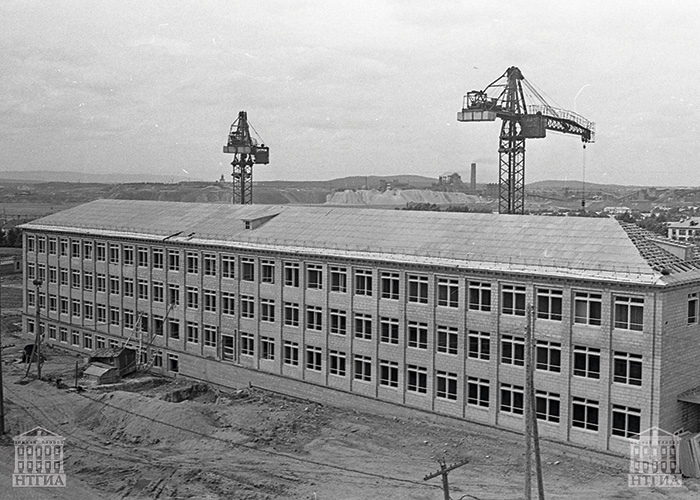 Строительство школы № 12 на Красном Камне. 1965 г. (НТГИА. Коллекция фотодокументов.Оп.1Н1.Д.2232)