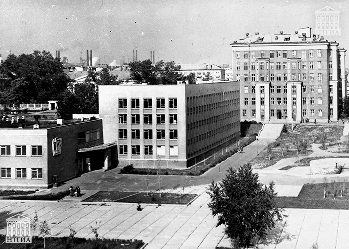 Вид здания Нижнетагильского медицинского училища. 1970 год. (НТГИА. Коллекция фотодокументов.Оп.1П.Д.1409)