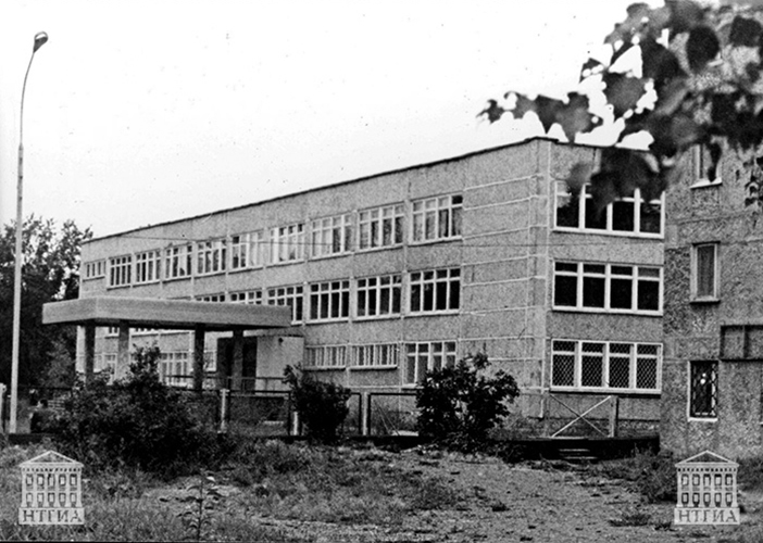 Вид здания школы № 5. 1992 год. (НТГИА. Коллекция фотодокументов.Оп.1П.Д.394)