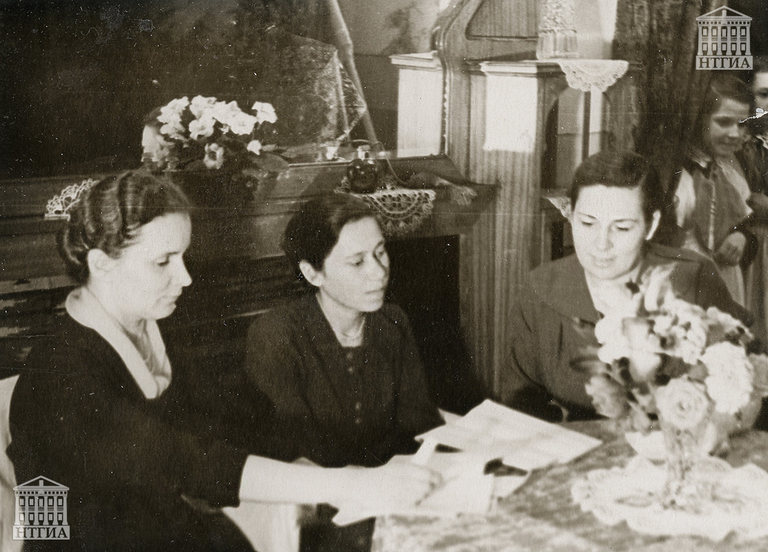 Т.Г. Барон (1-я слева) на избирательном участке. 1961 год. (Личный архив Т.Г. Барон)