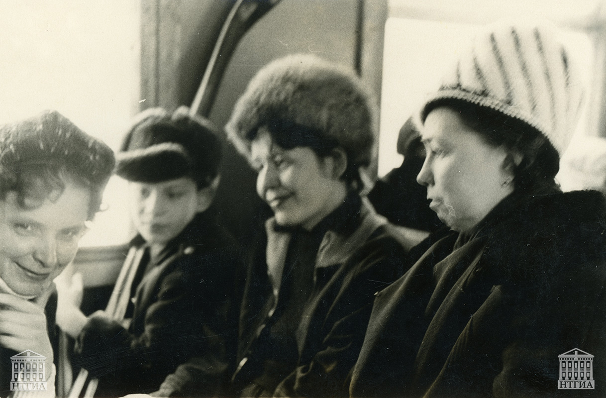 Т.Г. Барон (первая слева) и З.П. Иноземцева (третья слева) во время поездки на отдых. 1966 год. (Личный архив Т.Г. Барон)
