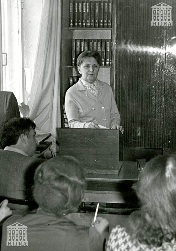 Т.Г. Барон в момент выступления с речью в читальном зале филиала Государственного архива Свердловской области в г. Нижнем Тагиле. 16 февраля 1982 года. (Личный архив Т.Г. Барон)
