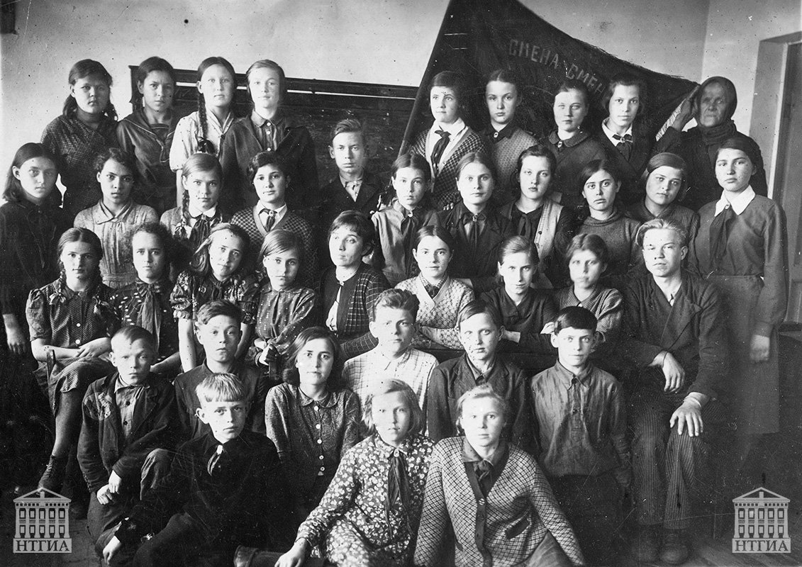 Учащиеся 7 «А» класса школы № 32 г. Нижний Тагил; среди присутствующих: в первом ряду сверху, 4-я справа – Т.Г. Кожевникова. Март 1940 года. (Личный архив Т.Г. Барон)