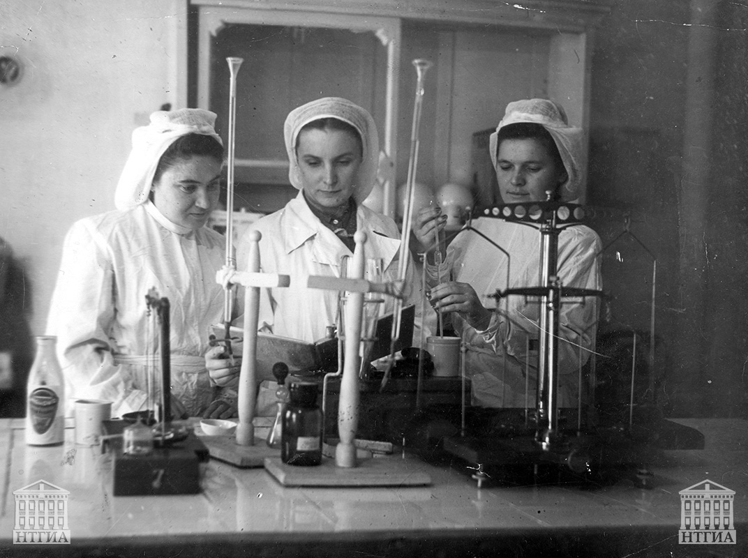 Т.Г. Кожевникова (в центре) в лаборатории. 1948 год. (Личный архив Т.Г. Барон)