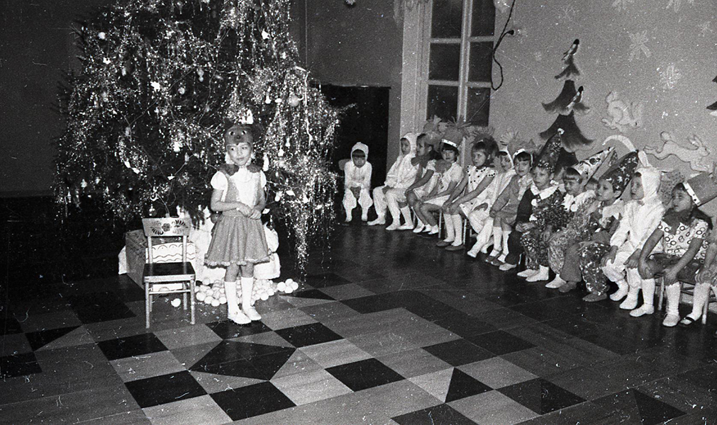 Новогодний утренник в детском саду. 1977 год. (НТГИА. Коллекция фотодокументов.Оп.1Н.Д.1327)
