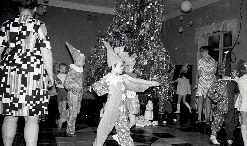 Новогодний утренник в детском саду. 1977 год. (НТГИА. Коллекция фотодокументов.Оп.1Н.Д.1329)