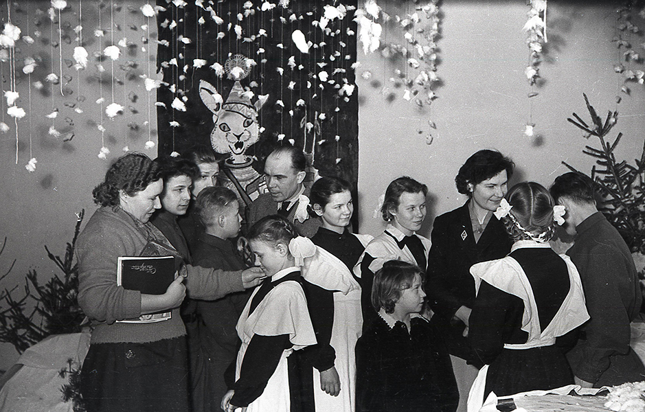 Ученики и учителя школы № 49 в классе, украшенном к Новому году. 1959 год. (НТГИА. Коллекция фотодокументов.Оп.1Н.Д.2474)